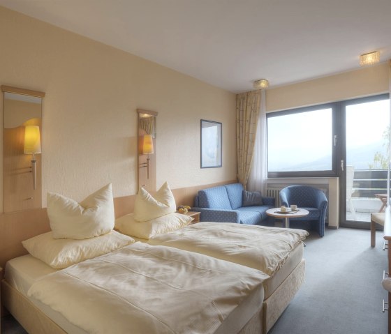 Zimmerbeispiel Südseite mit Balkon Zimmerbeispiel Südseite mit Balkon