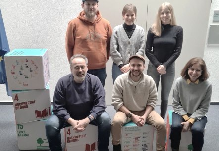 Die Arbeitsgruppe der Naturparke im Foto. Stehend: Hagen Frary (Naturpark Saar-Hunsrück), Meike Schnatz (Naturpark Rhein-Westerwald), Anne Haltenhof (Naturpark Nordeifel). Sitzend: Achim Herf (Natur- und Geopark Vulkaneifel), Bo Manuel Raber (Naturpark Südeifel), Heike Krafft (Naturpark Soonwald-Nahe). , © Natur- und Geopark Vulkaneifel Die Arbeitsgruppe der Naturparke im Foto. Stehend: Hagen Frary (Naturpark Saar-Hunsrück), Meike Schnatz (Naturpark Rhein-Westerwald), Anne Haltenhof (Naturpark Nordeifel). Sitzend: Achim Herf (Natur- und Geopark Vulkaneifel), Bo Manuel Raber (Naturpark Südeifel), Heike Krafft (Naturpark Soonwald-Nahe). , © Natur- und Geopark Vulkaneifel