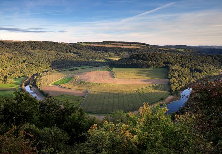 Panoramablick auf eine Flusslandschaft mit Feldern und Wäldern im warmen Licht der untergehenden Sonne., © Naturpark Südeifel, C. Schleder Panoramablick auf eine Flusslandschaft mit Feldern und Wäldern im warmen Licht der untergehenden Sonne., © Naturpark Südeifel, C. Schleder