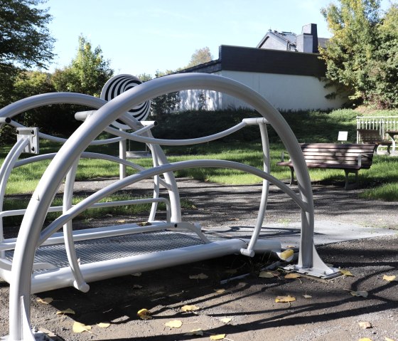 Schaukel für Rollstühle, © Tourist-Information Islek Schaukel für Rollstühle, © Tourist-Information Islek