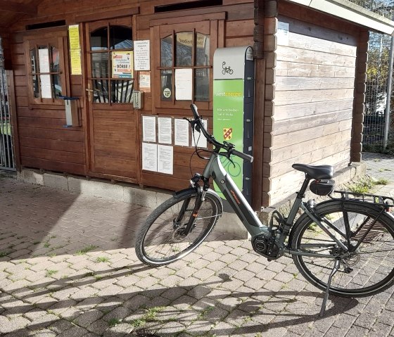E-Bike Ladestation am Schwimmbad Körperich, © Felsenland Südeifel Tourismus GmbH E-Bike Ladestation am Schwimmbad Körperich, © Felsenland Südeifel Tourismus GmbH