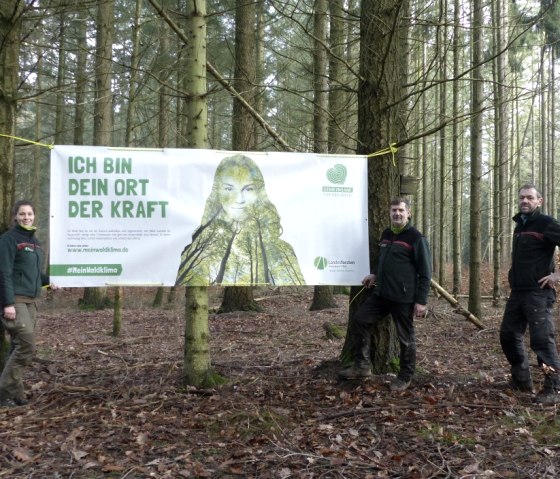 Die Forstreferendarin Melissa Stiers und ihre Kollegen Burkhard Pickan (Mitte) und Martin Lotze möchten zeigen, dass der Wald ein Ort der Kraft sein kann, © Landesforsten.RLP.de/Martin Lotze Die Forstreferendarin Melissa Stiers und ihre Kollegen Burkhard Pickan (Mitte) und Martin Lotze möchten zeigen, dass der Wald ein Ort der Kraft sein kann, © Landesforsten.RLP.de/Martin Lotze