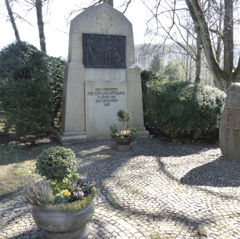 Klöppelkrieg-Denkmal Arzfeld, © Tourist-Information Islek, Ingrid Wirtzfeld Klöppelkrieg-Denkmal Arzfeld, © Tourist-Information Islek, Ingrid Wirtzfeld