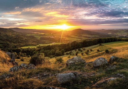 Sonnenuntergang über dem Simmelsberg im Naturpark Hessische Rhön., © VDN-Fotoportal/Jens Becker. Sonnenuntergang über dem Simmelsberg im Naturpark Hessische Rhön., © VDN-Fotoportal/Jens Becker.