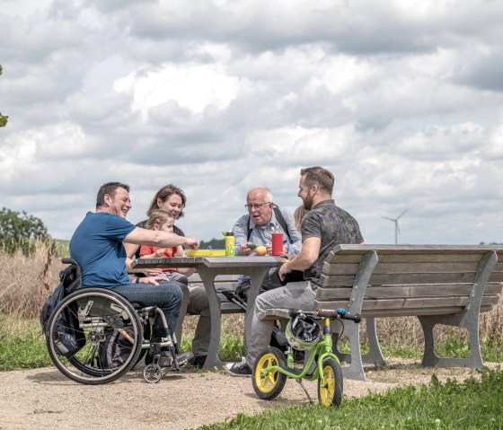 Rast barrierefreier Komfort-Weg Ammeldingen bei Neuerburg, © Naturpark Südeifel/Thomas Urbany Rast barrierefreier Komfort-Weg Ammeldingen bei Neuerburg, © Naturpark Südeifel/Thomas Urbany
