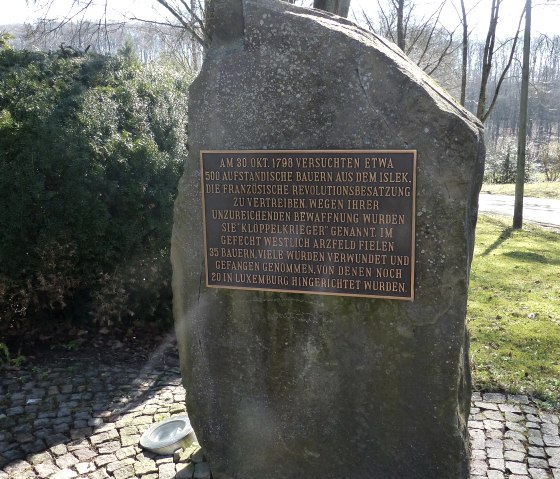 Klöppelkrieg-Denkmal Arzfeld (3), © Tourist-Information Islek, Ingrid Wirtzfeld Klöppelkrieg-Denkmal Arzfeld (3), © Tourist-Information Islek, Ingrid Wirtzfeld