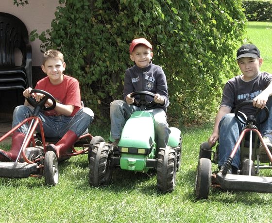 Kinder und Fahrzeuge, © Maria Hermes Kinder und Fahrzeuge, © Maria Hermes