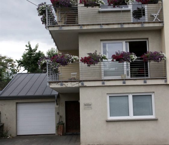 Vorderansicht mit Parkplatz Vorderansicht mit Parkplatz