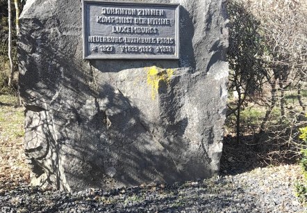 Gedenkstein mit Inschrift, &copy; Felsenland S&uuml;deifel Tourismus GmbH