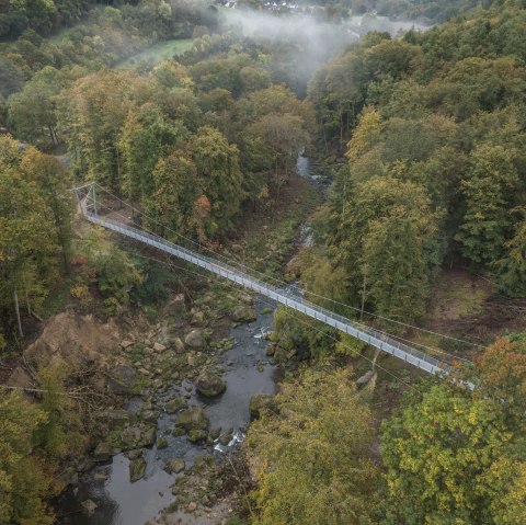 Die fertige H&auml;ngebr&uuml;cke aus der Vogelperspektive , &copy; Naturpark S&uuml;deifel/Thomas Urbany