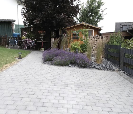 Gartenhaus mit Parkplatz und Unterstellm&ouml;glichkeit, &copy; Annemie Pint