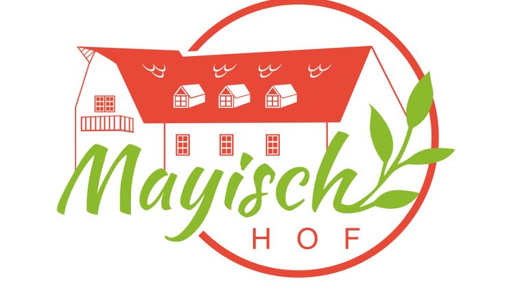 Ein farbenfrohes Logo zeigt ein stilisiertes Bauernhaus mit einem roten Dach und grünen Blättern. Der Schriftzug "Mayisch Hof" ist gut lesbar und modern gestaltet.