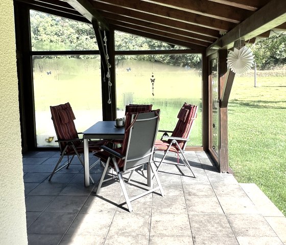 Sitzgelegenheiten auf der &uuml;berdachten Terrasse