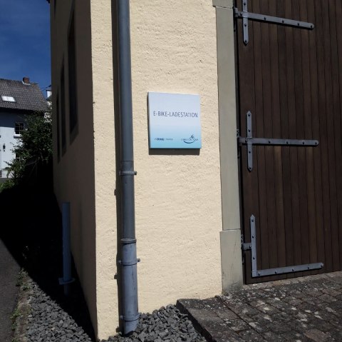 Hinweis und Ladestation am "Sprutzenhous", &copy; Felsenland S&uuml;deifel Tourismus GmbH