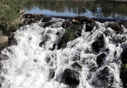 Stausee mit kleinem Wasserfall, © Tourist-Information Islek