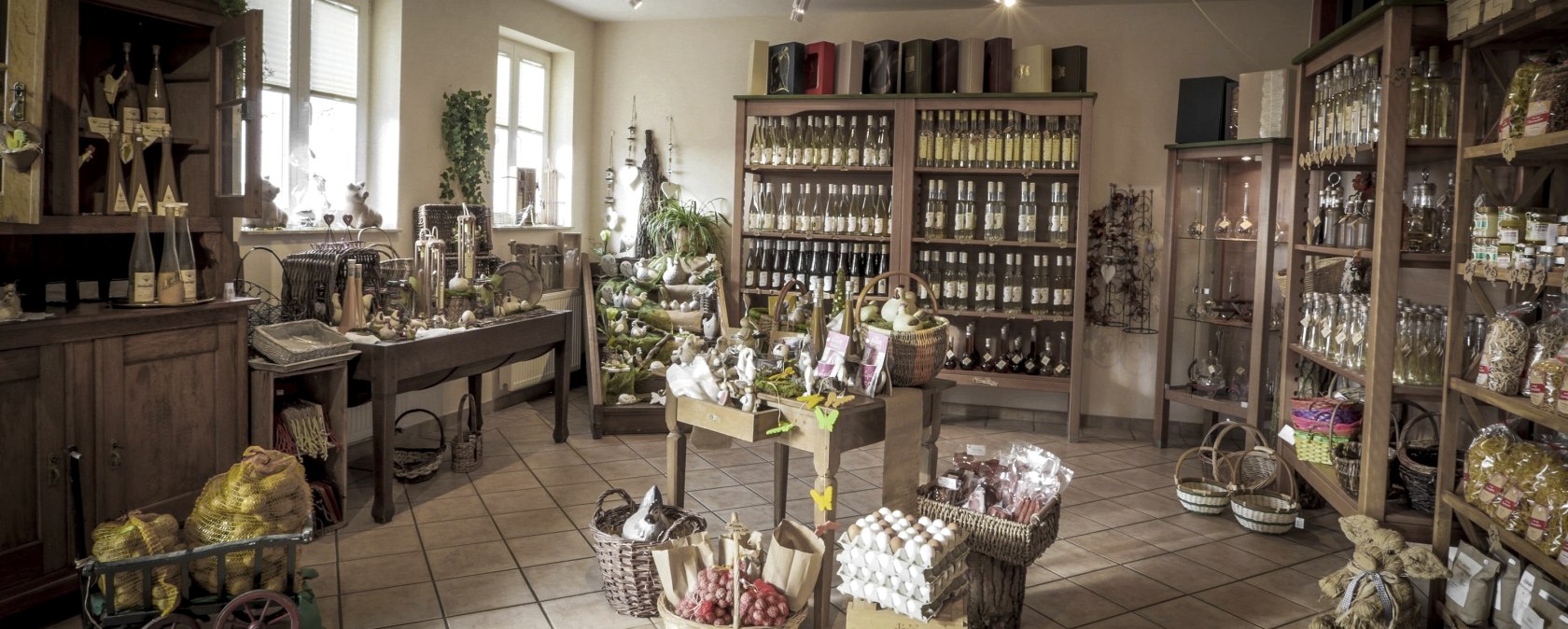 ein breites Sortiment bietet der Hofladen Arens, © Keller Art Design