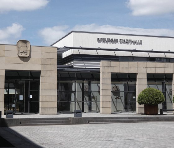 Bitburger Stadthalle Au&szlig;enansicht, &copy; TI Bitburger Land