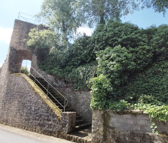 Aufgang zur Burgmauer Burg Bettingen, &copy; TI Bitburger Land