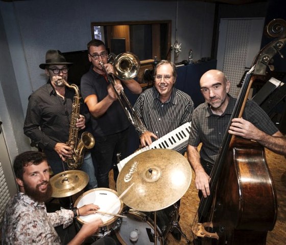 Tritone Studio Band, &copy; Band