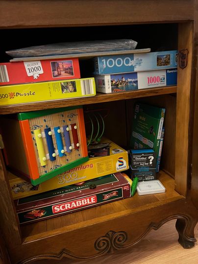 Er zijn verschillende bordspellen en puzzels beschikbaar, ook is er een kleine voorraad met speelgoed voor peuters (BobbyCar, Lego Duplo, enzovoort).