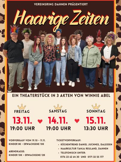 Eine Gruppe von Menschen steht mit verschiedenen Frisuren und Outfits zusammen. Sie sind Teil eines Theaterstücks mit dem Titel "Haare Zeiten".