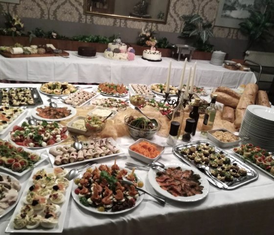 Buffet, &copy; Denis