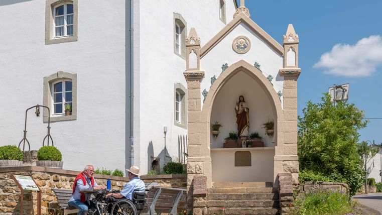 Auf dem barrierefreien Themenweg Baukultur Eifel in Wolsfeld