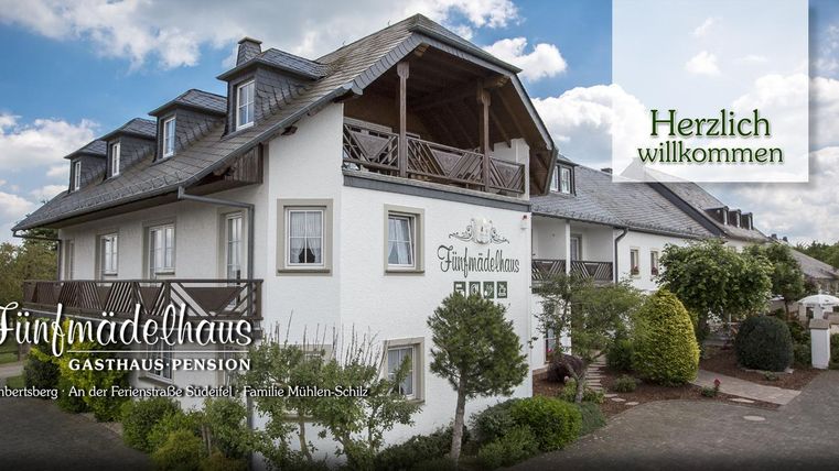 Une maison d'hôtes accueillante avec un design moderne et un joli espace extérieur. La signalisation indique "Bienvenue".