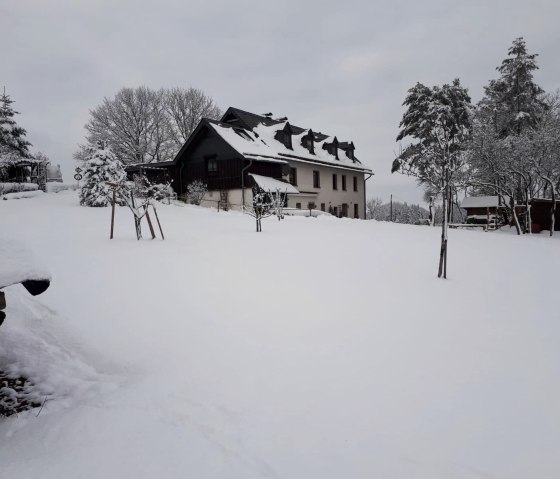 H&uuml;gelhaus im Winterkleid
