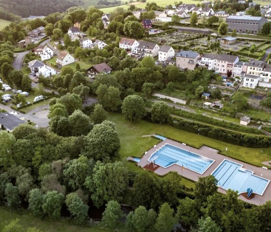 Luftbild Campingplatz und Schwimmbad, © Campingpark Eifel
