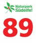 Logo des Naturparks Südeifel mit Stechpalmenmotiv und großer roter Zahl 89 darunter., © Naturpark Südeifel
