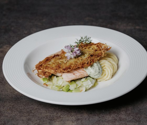 Regionale Lachsforelle auf Lauchgem&uuml;se an Kartoffe