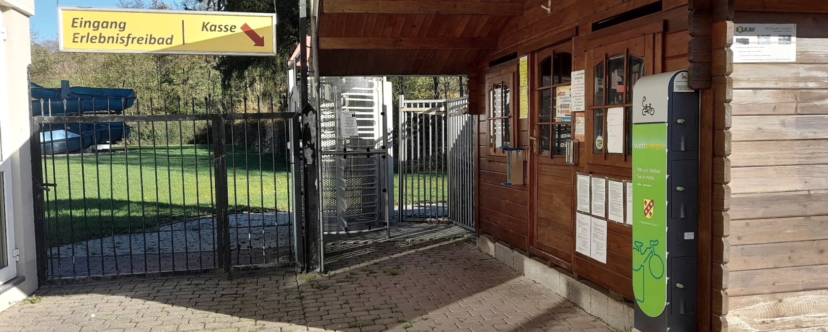 Ladestation Schwimmbad Körperich, © Felsenland Südeifel Tourismus GmbH