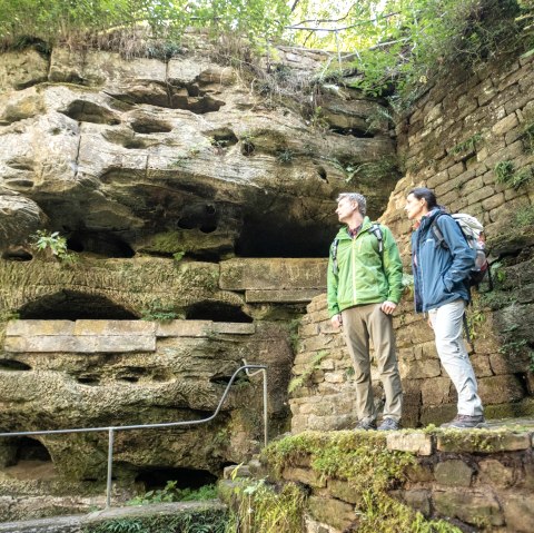 Imposante Felswände am Felsenweiher Ernzen, © Eifel Tourismus GmbH, Dominik Ketz