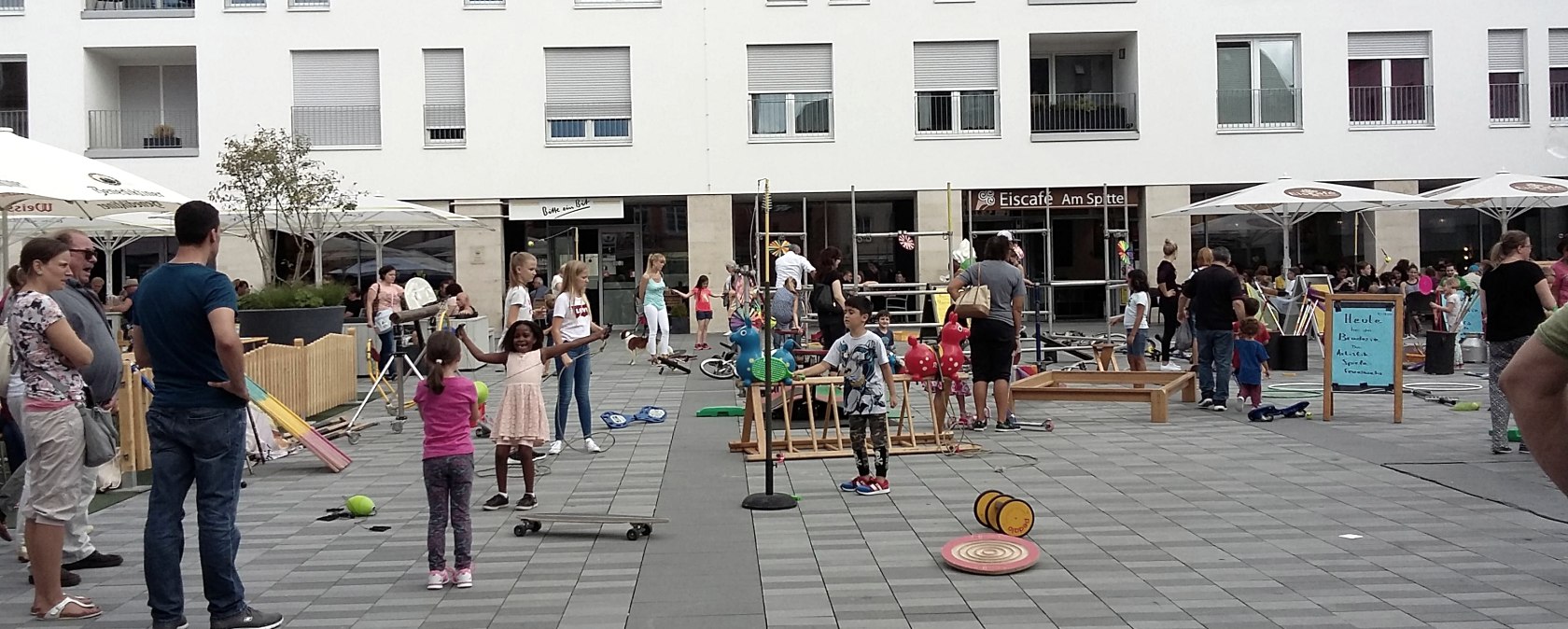 Buntes Treiben bei der Braderie, &copy; TI Bitburger Land