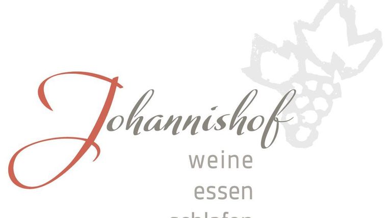 Eine stilvolle Schrift mit dem Namen "Johannishof" und den Begriffen "weine, essen, schlafen". Die Grafik zeigt Trauben, die auf Weinproduktion hinweisen.