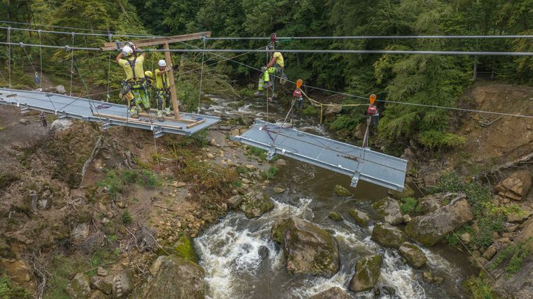 Luftaufnahme vom Bau der Hängebrücke