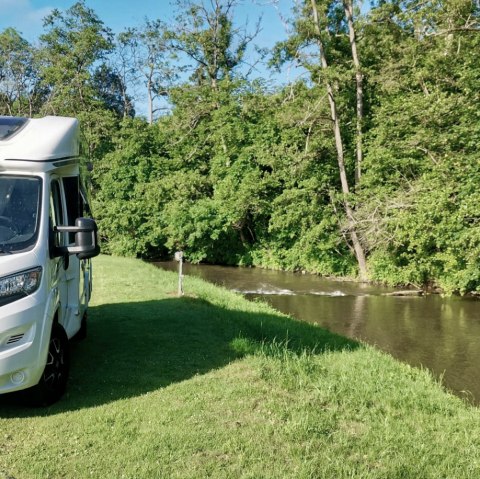 Wohnmobil an der Nims, © Camping Nimseck, Irrel