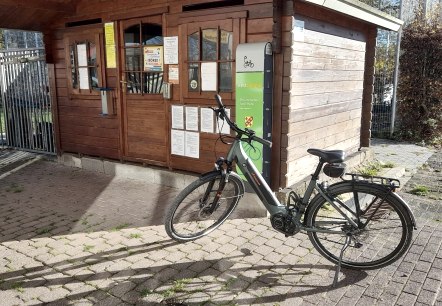 E-Bike Ladestation am Schwimmbad K&ouml;rperich, &copy; Felsenland S&uuml;deifel Tourismus GmbH