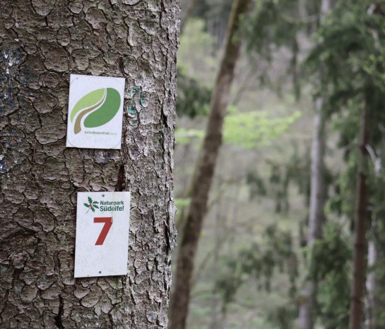 Hiking trail no. 7 and Nat'Our Route 1, &copy; Tourist-Information Islek