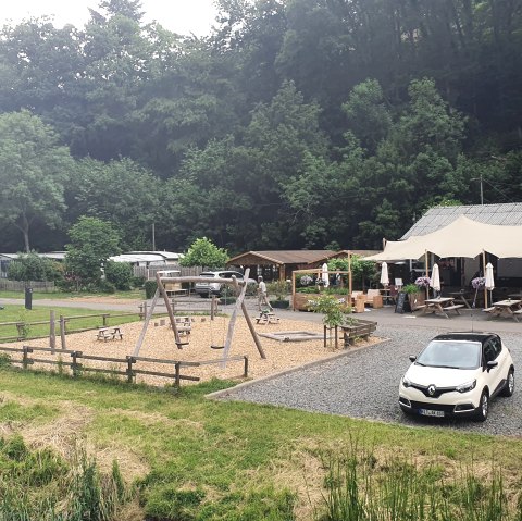 Das Camp Kyllburg liegt direkt an der Kyll, &copy; TI Bitburger Land
