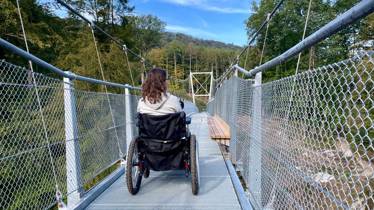 Mit Rollstuhl auf der Hängebrücke