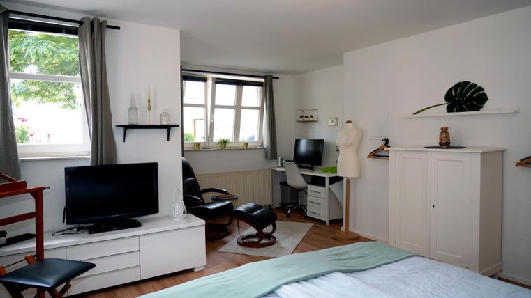 In de grote slaapkamer heeft u een massagestoel en een werkplek tot uw beschikking.