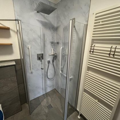 De pendeldeuren van de douche kunnen naar buiten en naar binnen geopend worden.