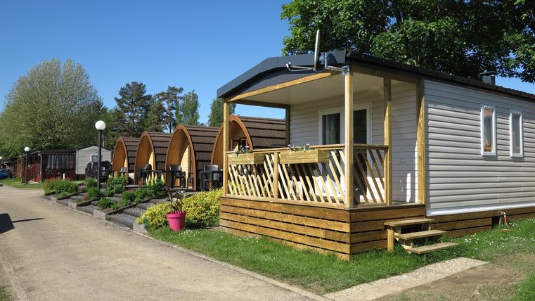 Ein schöner Campingplatz mit gemütlichen Holzhütten. Die Umgebung ist grün und einladend, ideal für einen entspannten Aufenthalt.