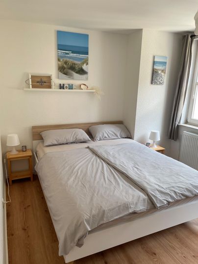 Een gezellige slaapkamer met een groot bed (160 x 200 cm).