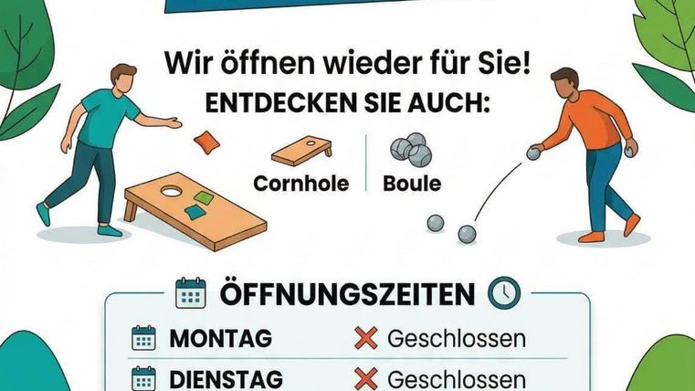 Ein ruhiger Garten mit Sitzgelegenheiten und einem wunderschönen, grünen Rasen. Es gibt einige Schirme und Spielbereiche für Aktivitäten.