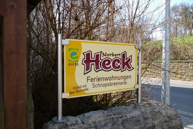 Een informatiebord voor vakantiewoningen van Norbert Heck in de Eifel. Het toont de informatie over de accommodatie en de distilleerderij.