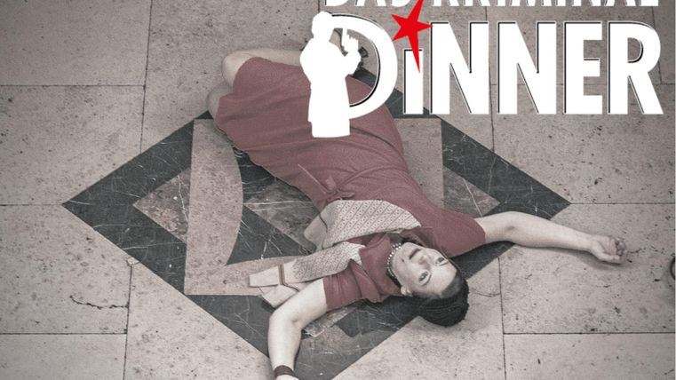 Eine Frau liegt bewusstlos auf dem Boden in einem eleganten roten Kleid. Im Hintergrund befindet sich das Logo für "Das Kriminal Dinner".