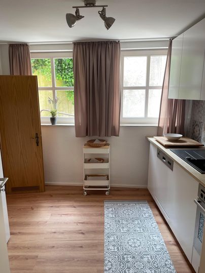 Ruime keuken met houten vloer en grote ramen. In de berging is er ruimte voor uw reisbagage.